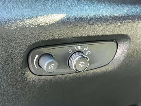 Used 2022 Chevrolet Traverse LT image 19