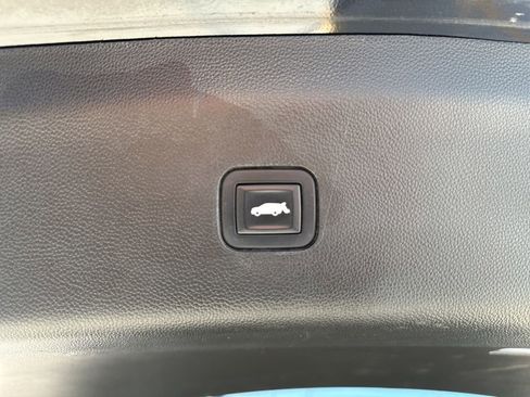Used 2018 Buick Enclave Essence FWD image 29