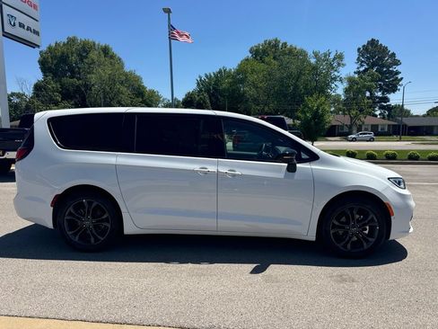 New 2026 Chrysler Pacifica Select FWD image 2