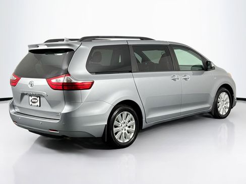 Used 2017 Toyota Sienna Limited Premium image 11