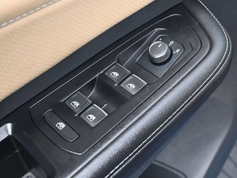 Used 2025 Volkswagen Atlas Cross Sport SE FWD image 14