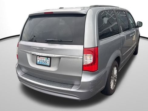 Used 2016 Chrysler Town & Country Touring w/ Driver Convenience Group image 9