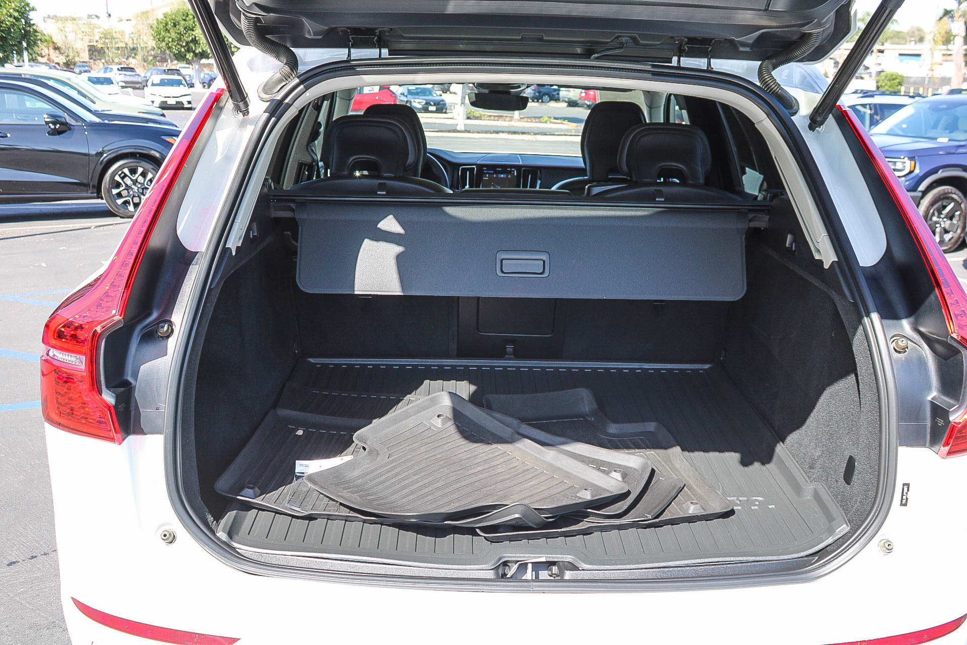 Used 2023 Volvo XC60 B5 Plus w/ Protection Package AWD/4WD image 27