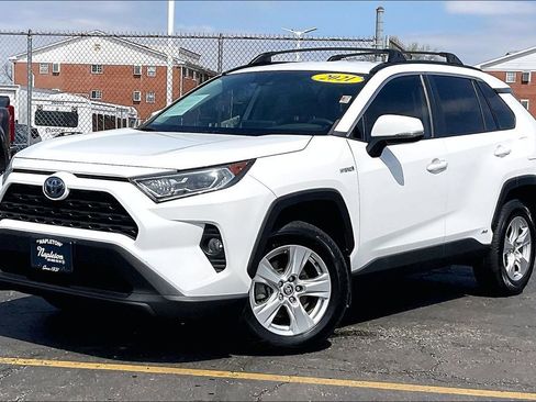 Used 2021 Toyota RAV4 XLE w/ Carpet Mat Package (TMS) image 11