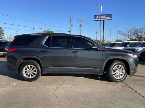 Used 2020 Chevrolet Traverse LT image 2