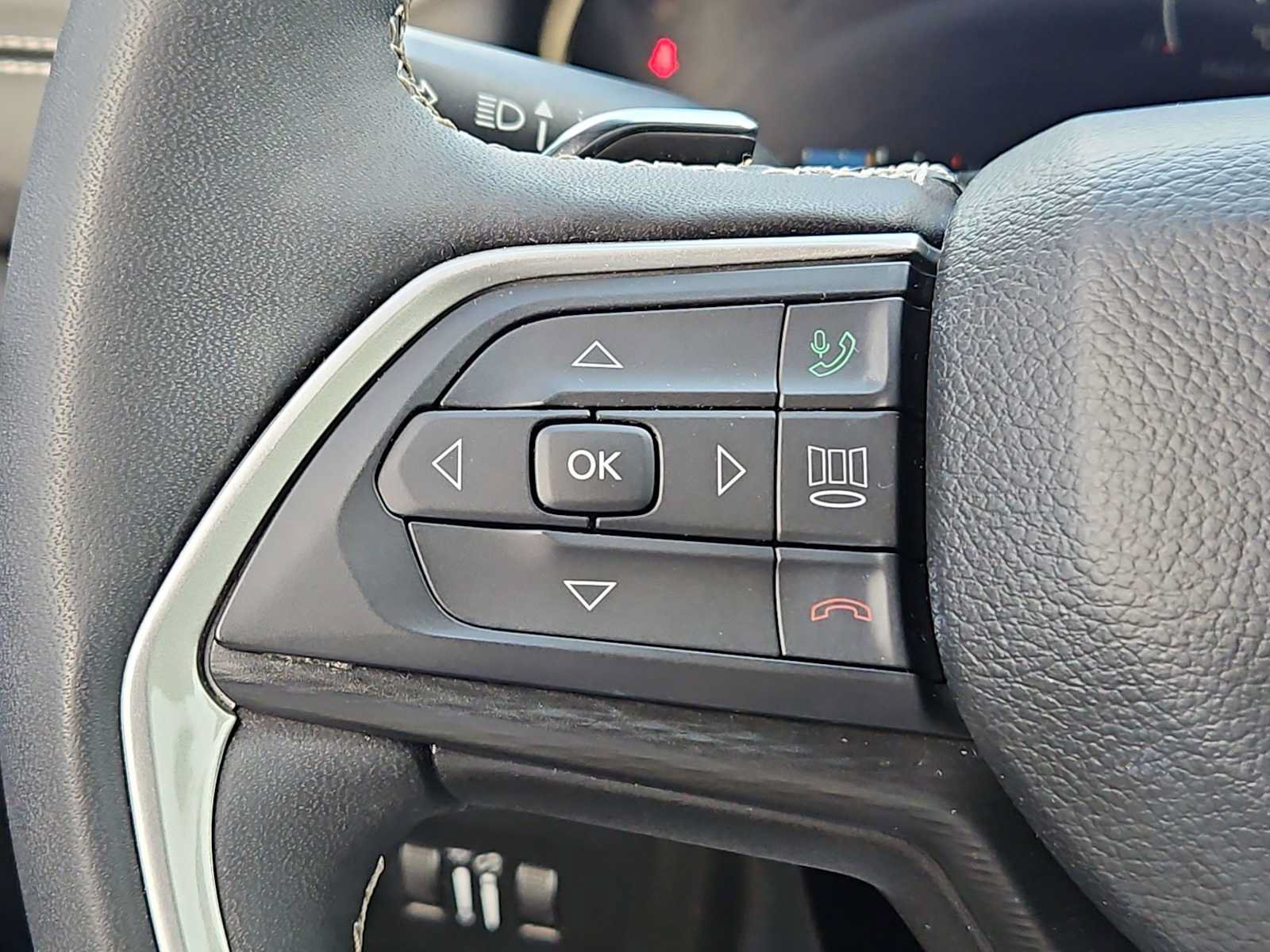 Used 2023 Jeep Grand Cherokee L Laredo RWD image 16