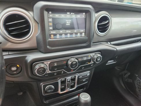 Used 2020 Jeep Wrangler Unlimited Sahara image 32