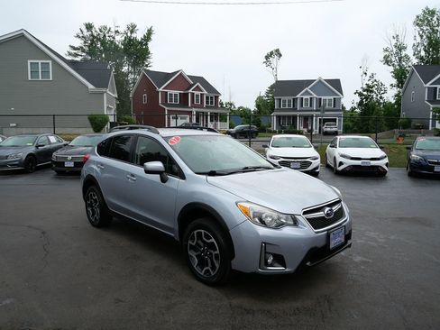 Used 2017 Subaru Crosstrek 2.0i Premium w/ Moonroof Package AWD/4WD image 2