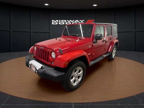 Used 2014 Jeep Wrangler Unlimited Sahara w/ Connectivity Group AWD/4WD image 2