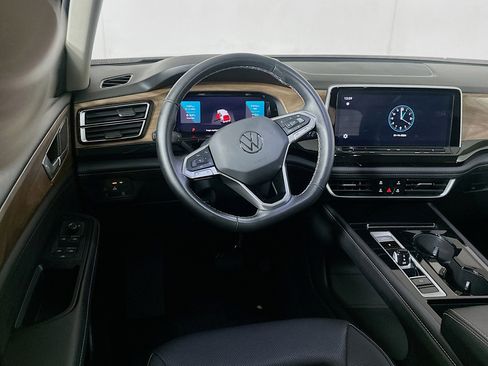 Used 2025 Volkswagen Atlas SE image 18