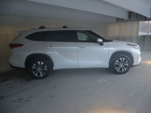 Certified 2023 Toyota Highlander XLE image 27