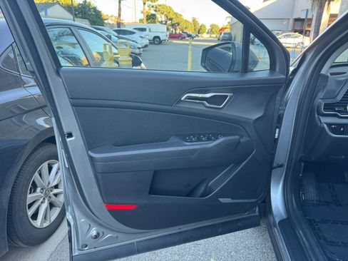 Used 2025 Kia Sportage LX image 18