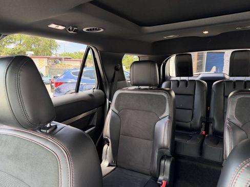 Used 2018 Ford Explorer XLT w/ Equipment Group 202A AWD/4WD image 18