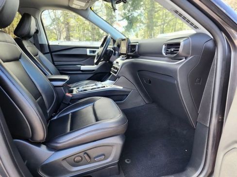 Certified 2020 Ford Explorer XLT w/ Equipment Group 202A AWD/4WD image 11