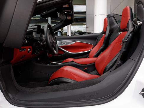 Used 2025 McLaren Artura Spider RWD image 51