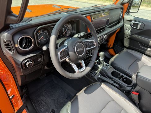 Used 2025 Jeep Wrangler Unlimited Sahara AWD/4WD image 10