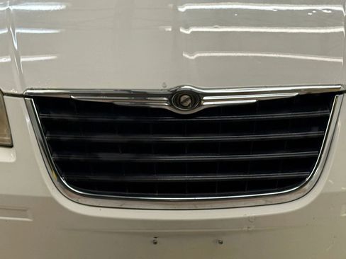 Used 2008 Chrysler Town & Country LX image 5