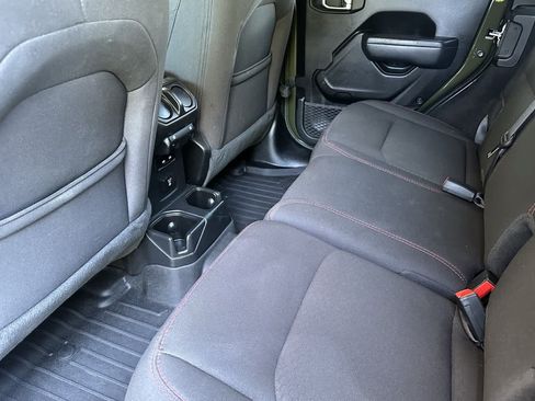 Used 2023 Jeep Wrangler Unlimited Rubicon AWD/4WD image 4
