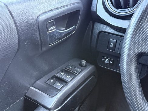 Used 2022 Toyota Tacoma TRD Off-Road image 11