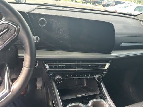 Used 2024 Chevrolet Traverse LT image 44