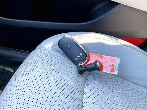 Used 2023 Kia Sorento S image 11