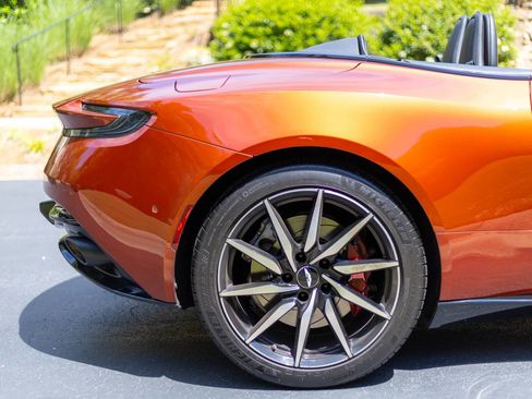 Used 2021 Aston Martin DB11 Volante RWD image 19