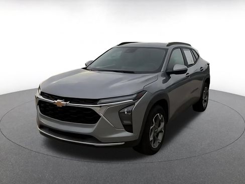 Used 2025 Chevrolet Trax LT FWD image 7