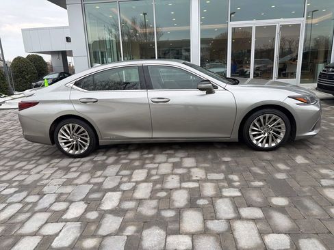 Used 2019 Lexus ES 300h w/ Accessory Package 2 image 4