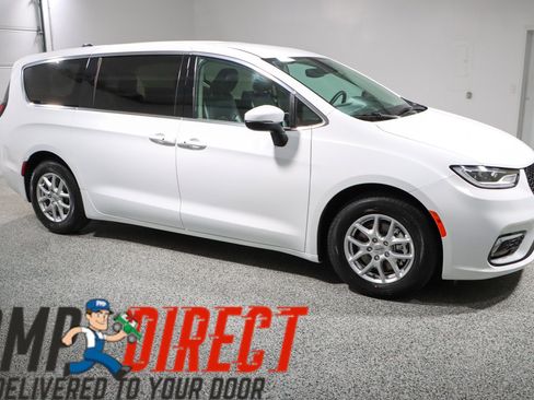 Used 2023 Chrysler Pacifica Touring-L FWD image 6