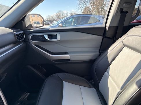 Used 2022 Ford Explorer XLT w/ Equipment Group 202A image 10