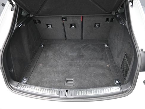 Certified 2022 Porsche Macan AWD/4WD image 33