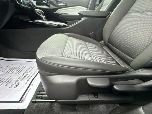 Used 2025 Chevrolet Trax LT w/ LT Convenience Package image 12