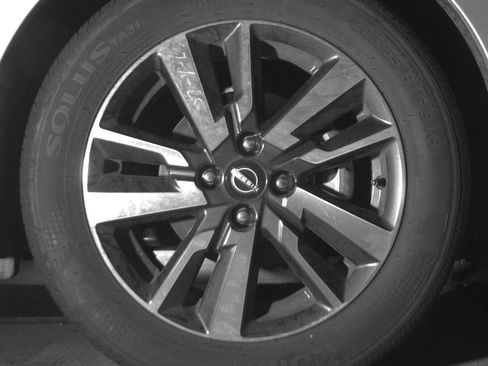 Used 2025 Nissan Versa SV FWD image 13