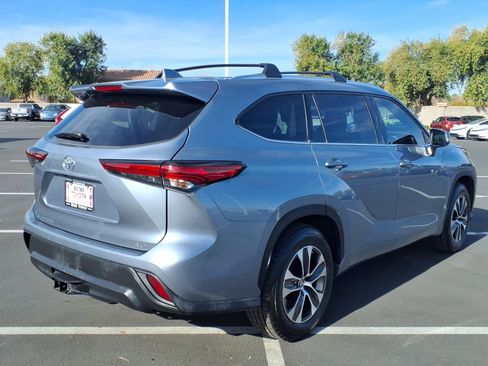 Used 2021 Toyota Highlander XLE image 8