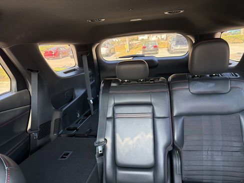 Used 2025 Ford Explorer ST-Line w/ ST-Line Street Pack image 12