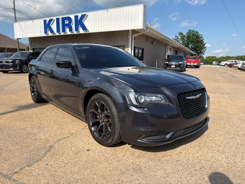 Used 2019 Chrysler 300 Touring w/ Sport Appearance Package RWD image 7