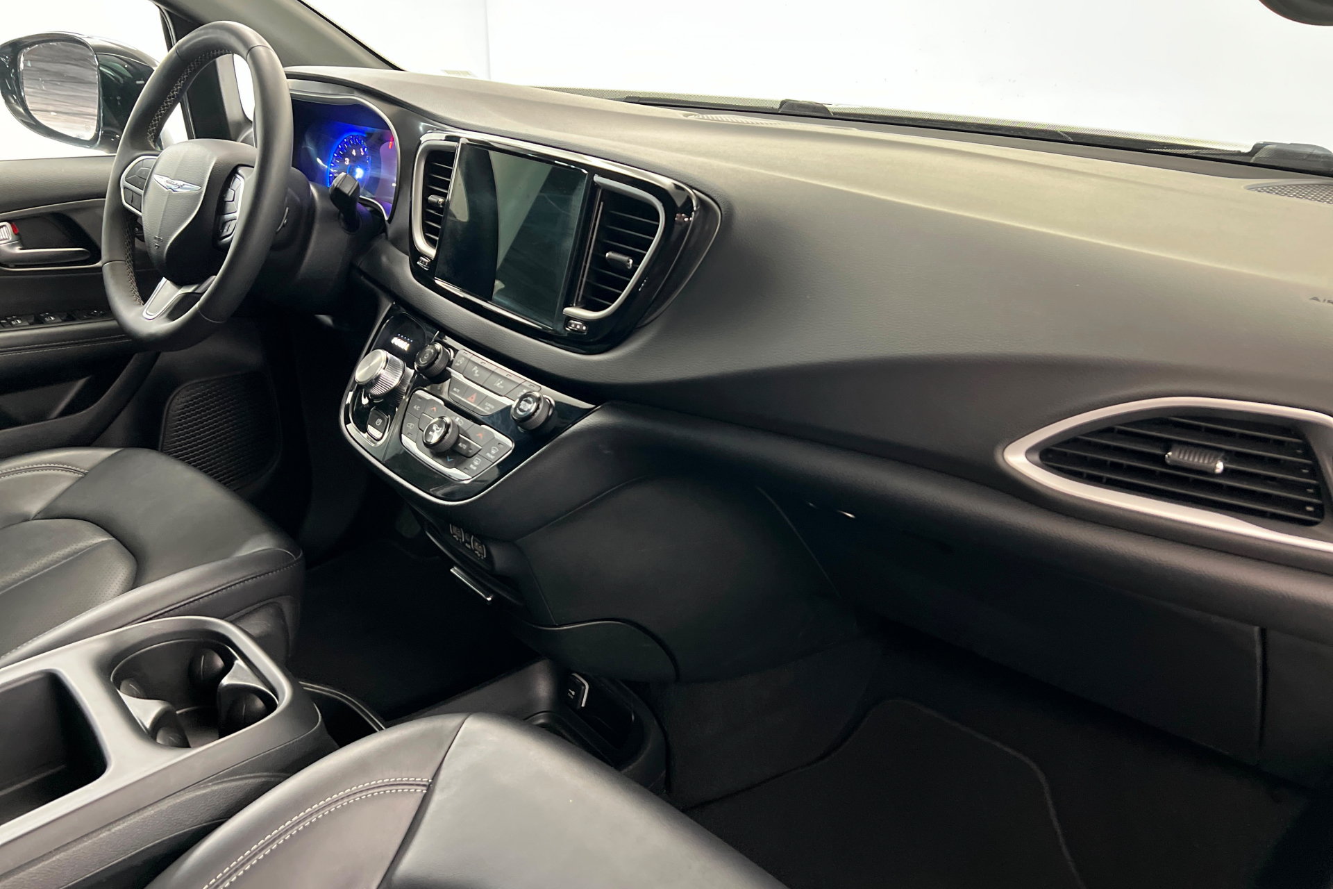 Used 2025 Chrysler Pacifica Select FWD image 25