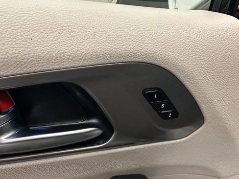 Certified 2023 Chrysler Pacifica Touring-L image 19