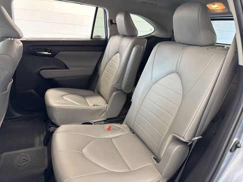 Certified 2024 Toyota Highlander XLE image 40
