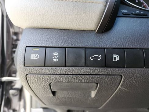 Used 2018 Toyota Camry LE w/ Convenience Package FWD image 29