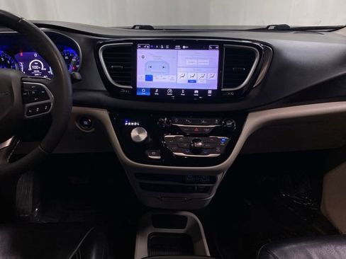 Used 2022 Chrysler Pacifica Touring-L image 7