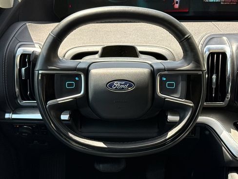 Used 2025 Ford Expedition Platinum AWD/4WD image 14