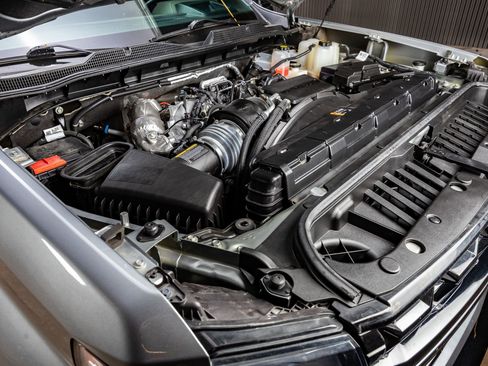 Used 2024 Chevrolet Silverado 2500 ZR2 w/ Technology Package image 39