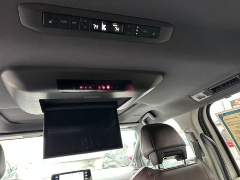 Used 2021 Toyota Sienna Platinum image 33