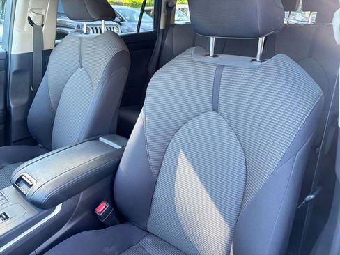 Used 2025 Toyota Highlander LE FWD image 37