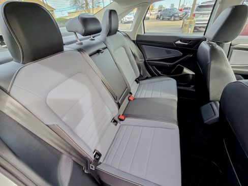 Used 2025 Volkswagen Jetta SE w/ Sunroof Package image 27