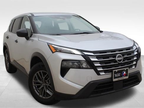 Used 2024 Nissan Rogue S image 3