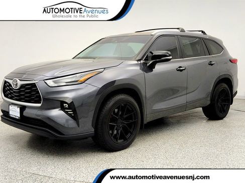 Used 2023 Toyota Highlander AWD image 1