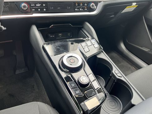 New 2025 Kia Sportage LX image 11