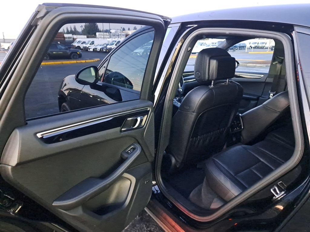 Used 2018 Porsche Macan AWD/4WD image 12